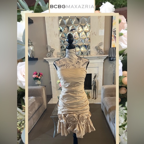 BCBGMaxAzria Dresses & Skirts - BCBGMAXAZARIA strapless Gorgeous Dress